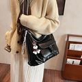 Große schwarze Hobo-Tasche aus Leder mit Schnauzer-Anhänger und Streifenschal - Mit Anhänger / Schwarz
