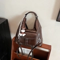 Dunkelbraune Ledertasche im Halbmond-Design mit Hundeanhänger und stilvollem Seidenschal - Mit Anhänger / Braun