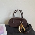 Borsa Boston vintage in pelle scamosciata marrone con ciondolo in legno e tracolla - Caffè con Ciondolo