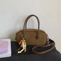 Borsa Boston retrò in camoscio marrone con ciondolo boho e tracolla regolabile - Marrone con ciondolo