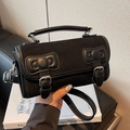 Petit sac carré rétro en suédine noire avec doubles boucles et garniture en cuir - Noir