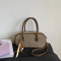 Borsa Boston marrone in finta pelle scamosciata con design a cilindro e ciondolo - Cachi con Pendente