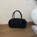 Borsa Boston retrò in camoscio nero con manici minimalisti su superficie in legno - Nero senza ciondoli