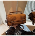 Sac bandoulière marron en suédine avec détails de nœuds en cuir et forme cylindrique rétro - Marron