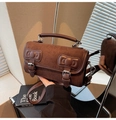 Sac bandoulière en suédine marron foncé avec doubles nœuds papillon et boucles argent - Marron