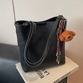 Minimalistische schwarze Bucket Bag in Mattoptik mit süßem Teddy-Plüsch-Anhänger - Schwarz mit Anhänger