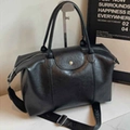 Sac cabas vintage noir en cuir avec texture litchi et large bandoulière - Noir