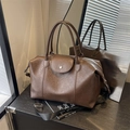 Sac à main Boston marron foncé en similicuir vintage avec large bandoulière - Marron
