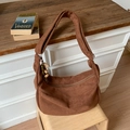 Borsa tote in camoscio marrone con cerniera e perline decorative in legno sul manico - Marrone Chiaro Con Pendente