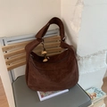 Borsa a spalla hobo in camoscio marrone con forma a mezzaluna e ciondolo a fungo - Caffè con Ciondolo