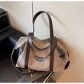 Dettaglio della borsa tote in tela grigia con manici in pelle e finiture dorate - Grigio