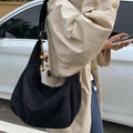 Sac hobo noir en suédine de grande capacité avec breloque ethnique en perles - Noir avec pendentif