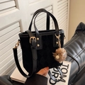 Bolso bandolera negro mate con diseño acolchado y un colgante de peluche para mujer - Negro