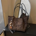 Bolso tote con estampado de leopardo, textura de ante y colgante de cuentas de madera - Negro con colgante