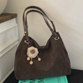 Sac fourre-tout en daim marron foncé mat avec bandoulière et charm alpaga rose - Café (Avec Pendentif)