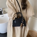 Sac oreiller vintage en daim noir avec pendentif en perles de bois et poignées - Noir (Avec Pendentif)