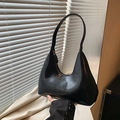 Minimalistische schwarze glänzende Hobo-Tasche aus Leder mit schickem Halbmond-Design - Schwarz