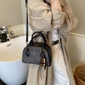 Sac Boston rétro bicolore noir et gris avec pompon à perles vintage et bandoulière - Gris (Avec Pendentif)
