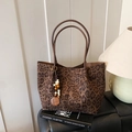Bolso tote con estampado de leopardo, asas de cuero marrón y colgante étnico de cuentas - Marrón con colgante