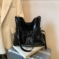Glänzende schwarze Beuteltasche mit großer Kapazität und elegantem Metallschnallenriemen - Schwarz