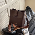 Borsa a secchiello in finta pelle marrone scuro con trama retrò e tracolla in tessuto - caffè
