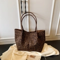 Bolso tote elegante de leopardo con asas marrones finas y gran espacio interior - Marrón Sin Colgante