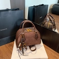 Sac à main marron foncé avec textures mixtes, zips dorés et pompon en perles - Café (Avec Pendentif)