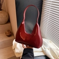 Minimalistische weinrote Lackleder-Damentasche im Croissant-Stil mit Fashion-Prägung - Rot