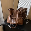 Glänzende dunkelbraune Beuteltasche aus Lackleder mit Plissee-Struktur und Schnallen-Detail - Braun