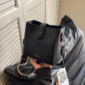 Borsa a secchiello nera in pelle PU con tracolla in tessuto e dettagli dorati - Nero
