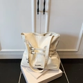 Schicke beige Beuteltasche mit glänzender Knitterstruktur und Schnallenriemen - Weiß