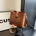 Borsa a secchiello vintage in pelle marrone con tracolla larga e fibbia in metallo - Marrone