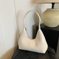 Schicke cremeweiße glänzende Leder-Halbmondtasche mit minimalistischem Schultergurt - Gebrochenes Weiß