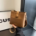 Borsa a secchiello marrone in pelle con ampia tracolla moda e dettagli dorati - Cachi
