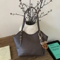 Bolso tote minimalista marrón oscuro con borde ondulado y dije de perrito marrón - Café con Colgante