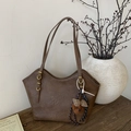 Bolso tote de cuero plisado marrón oscuro con textura vintage y colgante de oso - Marrón con colgante