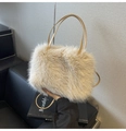 Detalle del bolso tote de piel sintética beige con asas finas de cuero en ambiente acogedor - Caqui Claro