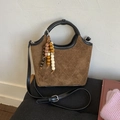 Sac seau marron en daim avec motifs matelassés et ornement de pompon en bois - Avec Pendentif / Marron