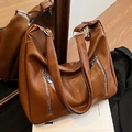 Braune Vintage-Tote-Tasche aus plissiertem Kunstleder mit doppelten Reißverschlusstaschen vorn - Braun