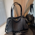 Grande borsa tote in tela nera con sottili manici in similpelle e zip metallica dorata - Nero