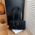 Bolso bandolera vintage de ante negro con hebilla metálica y correa de hombro fina - Negro