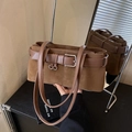 Bolso de hombro retro marrón oscuro en ante con elegante detalle de hebilla de cinturón - Marrón