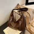 Dunkelbraune minimalistische Hobo-Tasche aus Kunstleder mit silbernen Reißverschlüssen - Braun