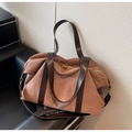 Dettaglio della borsa tote in pelle scamosciata marrone con manici e tracolla rimovibile - caffè