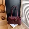 Bolso de hombro vintage burdeos en cuero mate con detalles metálicos elegantes - Burdeos