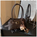 Détail de sac à main vintage en cuir café avec boucle dorée et breloque chien peluche - Café avec Pendentif