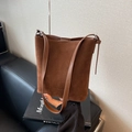 Sac seau en daim marron mat avec bandoulière en cuir et logo gaufré élégant - Marron