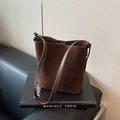 Sac seau en daim marron foncé avec bandoulière en cuir et détails gaufrés élégants - café