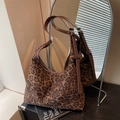 Sac hobo imprimé léopard marron avec bandoulière réglable en cuir vue dans un miroir - Marron