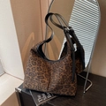 Sac hobo tendance à motif léopard avec bandoulière réglable en cuir noir élégant - Noir